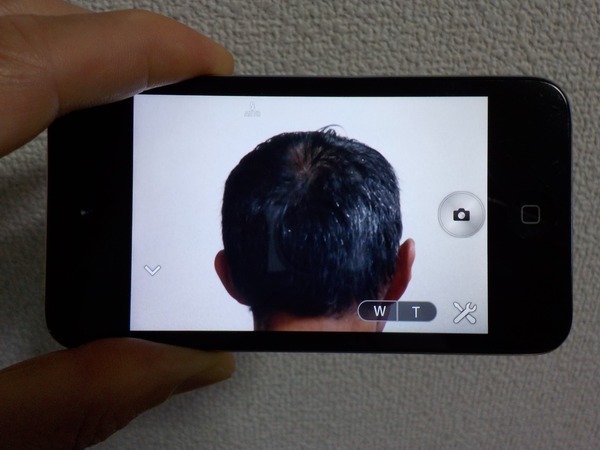 後ろ姿の自分撮りも簡単。スマートフォンの画面にはズームボタンが見える。こちらも同様にニコンで撮影