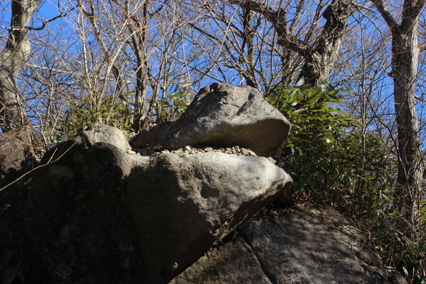ガマ石のアップ。筑波山に来たならば、ぜひ小石を投げ入れてみよう。