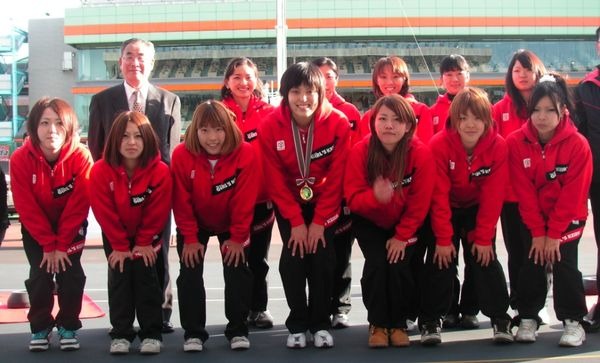 　国内トップクラスの女子自転車選手が競うガールズケイリン　ビーナスシリーズ3は、1月7日に東京都の立川競輪場で立川ステージ決勝レースが行なわれ、篠崎新純（しのざきますみ＝セオレーシング）が積極的なレースを展開し、予選1着の石井寛子（スーパーKアスリートラ