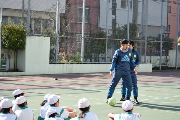 クーバー・コーチング、小学校でサッカーの特別授業を開催