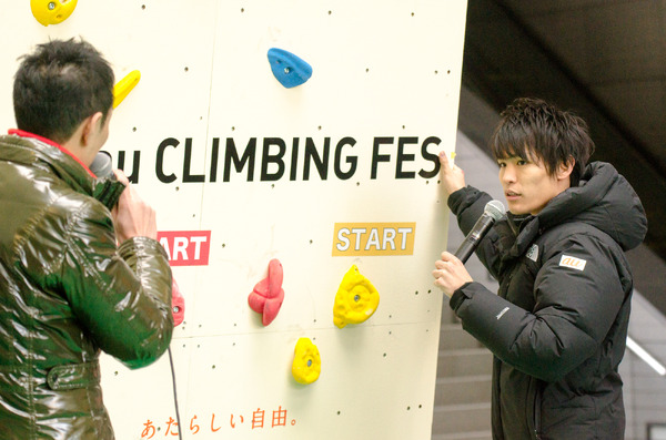 『au CLIMBING FES』でTEAM auの楢崎智亜（右）が一般参加者にレクチャー（2017年1月19日）