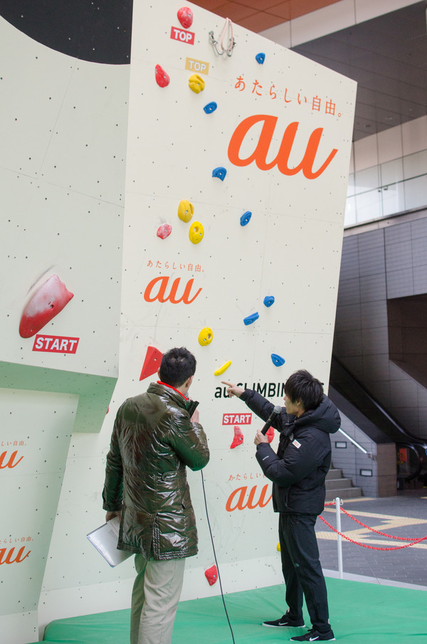 『au CLIMBING FES』でTEAM auの楢崎智亜（右）が一般参加者にレクチャー（2017年1月19日）