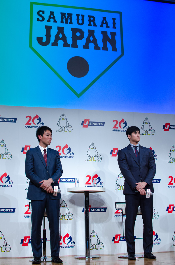 『J SPORTS 開局20周年プレス発表会』に侍ジャパンの秋山翔吾外野手（左）と大谷翔平投手が登壇（2017年1月20日）