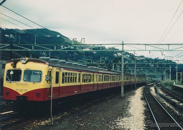 1978年まで運転されていた「初代・新潟色」の旧型電車。大半は70系の先頭車（クハ76形）と中間車（モハ70形）で編成を組んでいた。