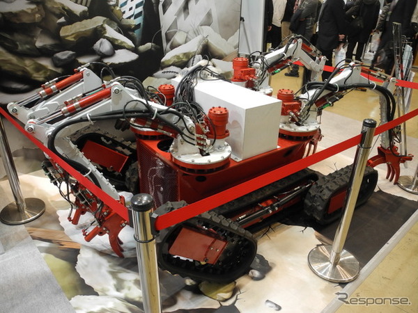 菊池製作所が展示した4腕式極限作業ロボット