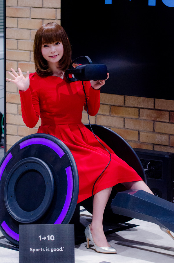 1→10ホールディングスの車椅子型VRロードレーサーゲーム発表会に登壇した中川翔子（2017年1月27日）