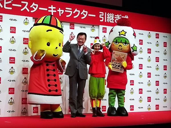 ベビースター2017年春夏商品発表会には、三戸なつめ、ヒデ・ワッキー（ペナルティ）、田村裕（麒麟）、鈴木Q太郎・松田洋昌（ハイキングウォーキング）、振り付けを担当したFISHBOY（オリエンタルラジオ中田敦彦の弟）、おやつカンパニー松田好旦社長らが登壇した
