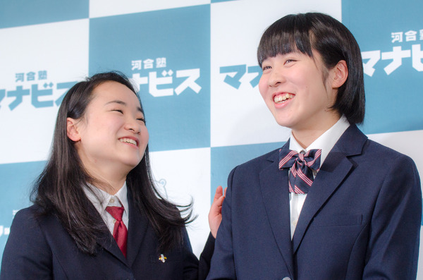 平野美宇選手（左）と伊藤美誠選手（2015年1月28日）