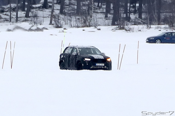 ボルボ　XC40スクープ写真