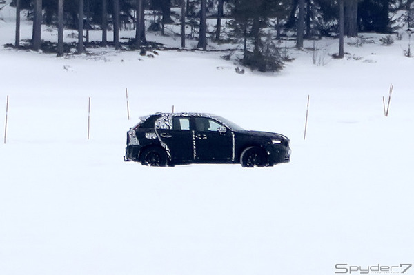 ボルボ　XC40スクープ写真