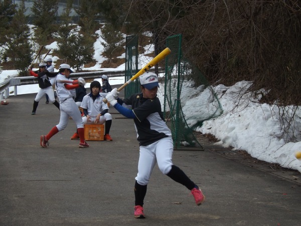 雪の残るグラウンドで、福知山成美の練習