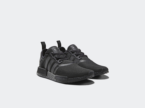 「NMD_R1」／コアブラック（1万5,990円）