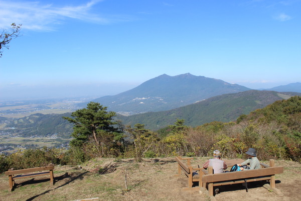 よく晴れた日の頂上から見た筑波山。（今回の取材日ではない）宝篋山頂からの筑波山の姿は、本当に美しい。