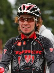 　トレック・ジャパンは、トレックMTBクロスカントリーチームのメンバーとして、昨年ナショナルランキング1位に輝いたディラン・クーパーと、松本駿と契約を交わした。MTBナショナルチームのメカニックとして10年以上の経験を持つ仁木康夫とも契約。クーパーは、日本在