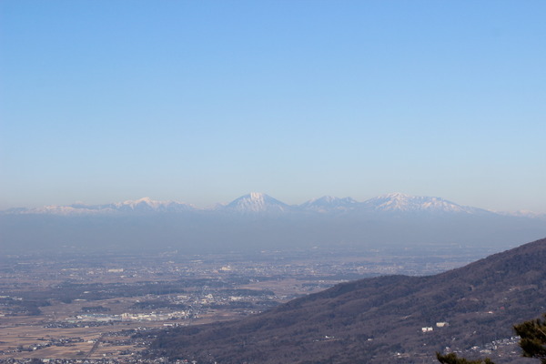 冬に登った時の写真。日光の雪化粧をした山々を見ることができた。中央は栃木県の男体山。雪山への挑戦は、まだまだ先になりそう。