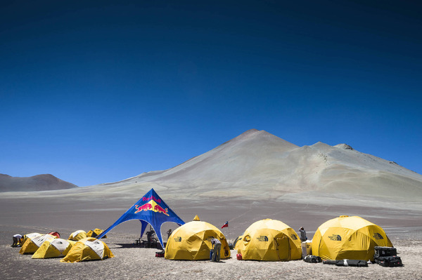 チリのアタカマ砂漠にある名もない山でチャレンジ