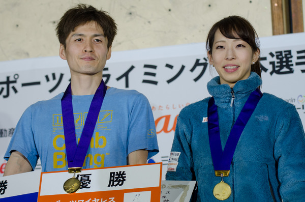 スポーツクライミング日本選手権リード競技大会2017、男子優勝の中野稔（左）と女子優勝の野口啓代（2017年3月5日）