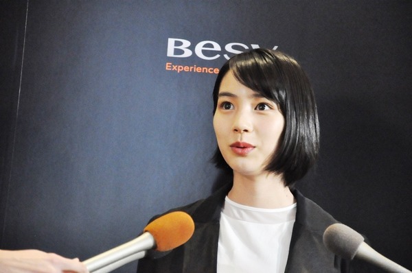 女優のん、電動自転車「BESV」新モデルに乗車！…報道陣にも笑顔で手を振る