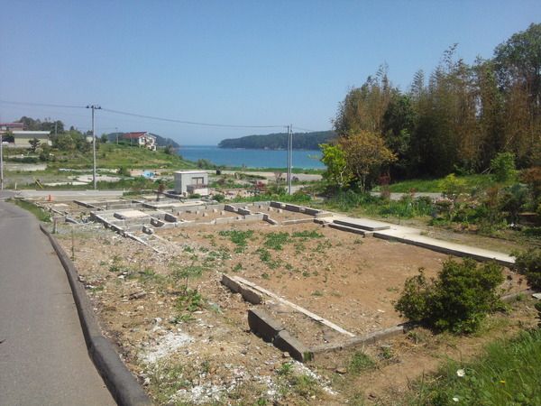 2012年の気仙沼大島。観光地だけに美しいビーチのそばに、かつては民宿が軒を連ねていたようだ