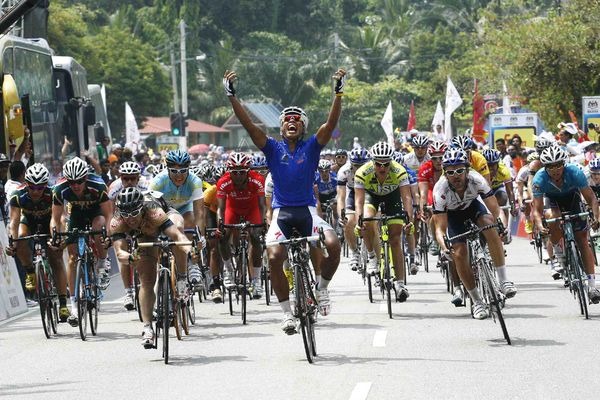 　マレーシアで開催されているアジア最高峰のステージレース、ツール・ド・ランカウィは3月5日、ムアーからポートディクソンまでの111.5kmで第5ステージを行い、マレーシアのアヌア・マナン（錦山・ジンセン・アジア）がゴールスプリントで区間勝利を飾った。同大会にお