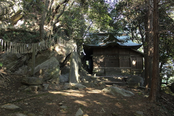 ヒントは、神社のすぐ近く…