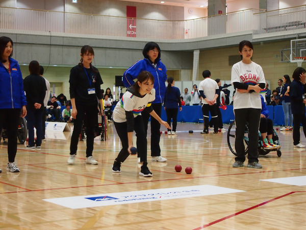 ロンブー田村、蛯原友里がボッチャに初挑戦…ボッチャ東京カップ