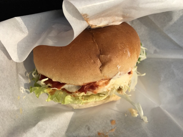 霞ヶ浦大橋のたもとにある道の駅ではナマズを食材にしたパテが話題のハンバーガーなどがふるまわれた