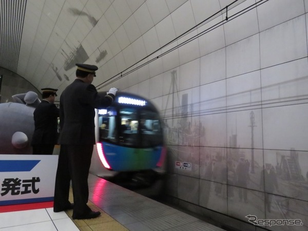 『S-TRAIN1号』が元町・中華街駅を発車。西武秩父駅に向け約2時間の行程をスタートさせた。