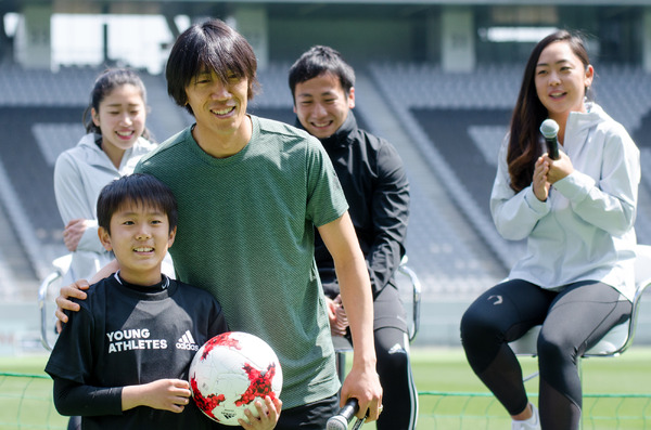 アディダスの『YOUNG ATHLETES CHALLENGE』に登壇した中村俊輔。子供にボールをプレゼント（2017年4月3日）