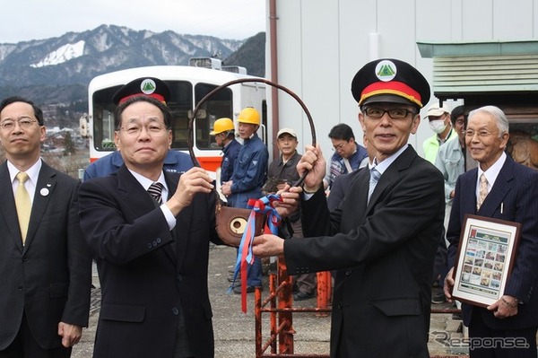 神岡鉄道の元社員だった車掌にはスタフが渡された。