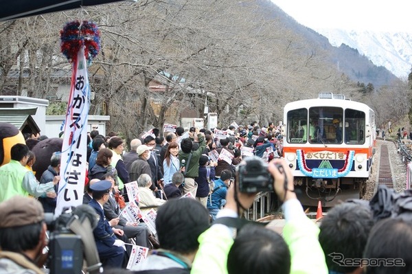 大勢の沿線住民が見守るなか「おくひだ1号」が奥飛騨温泉口駅に到着。