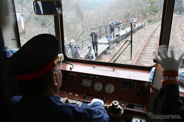 沿線では大勢の鉄道マニアがカメラを向けていた。