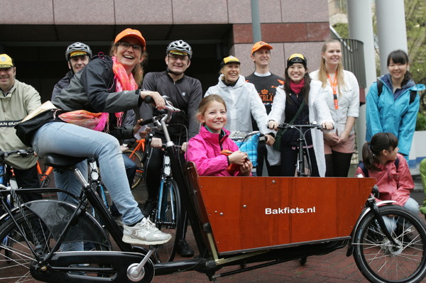 オランダとベルギー両国の外交官とその家族が都内を自転車でサイクリング