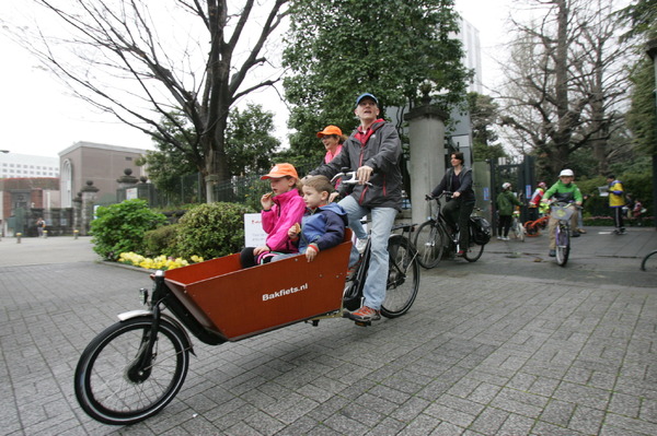 オランダとベルギー両国の外交官とその家族が都内を自転車でサイクリング