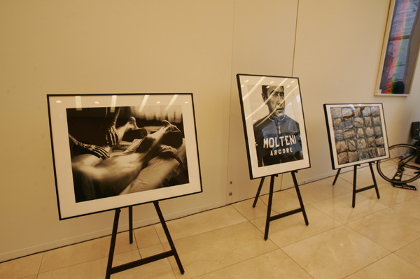 ベルギー大使館には自国の英雄エディ・メルクスの写真とロードバイクが展示された
