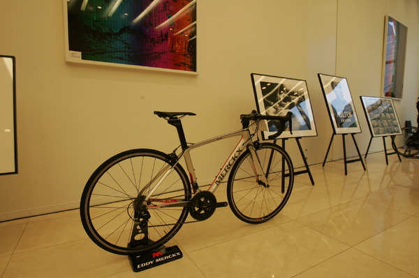ベルギー大使館には自国の英雄エディ・メルクスの写真とロードバイクが展示された