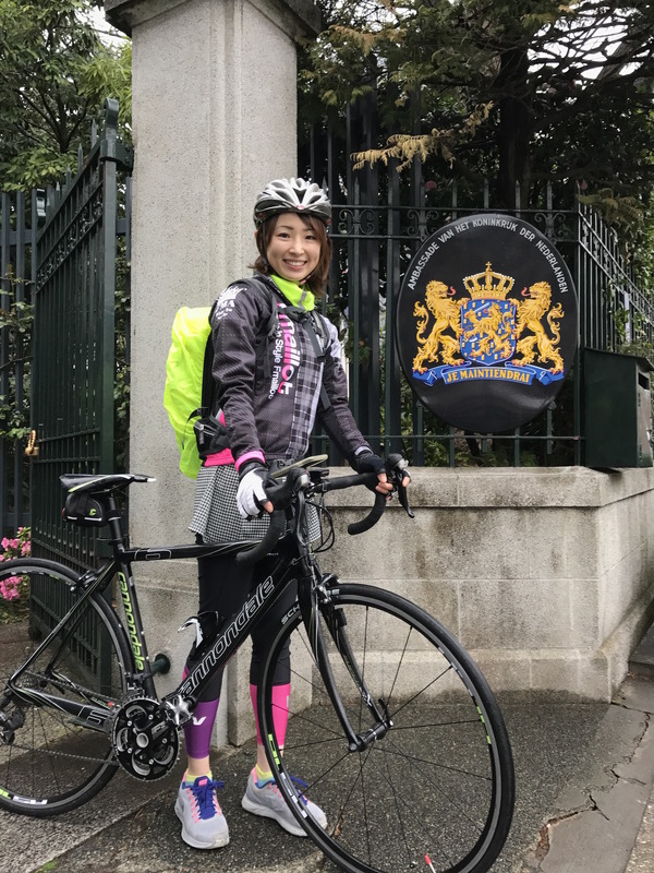 オランダとベルギーの大使館をつなぐサイクリングイベントに参加した自転車愛好家