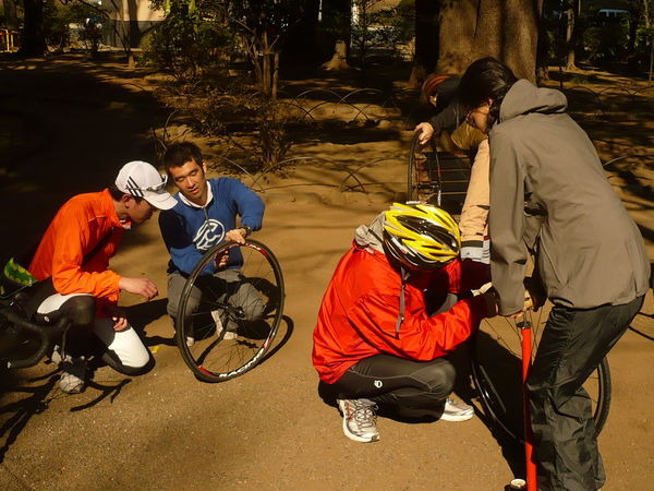 　東京・青山にある自転車ショップ、Nicole EuroCycle 青山でさまざまな初級者向け講座が開講し、その参加者を募集している。「ビンディングにチャレンジ！」「The 輪行」「The パンク＆ メンテナンス」の3講座。いずれもメール(info@nicole-eurocycle.co.jp) または電