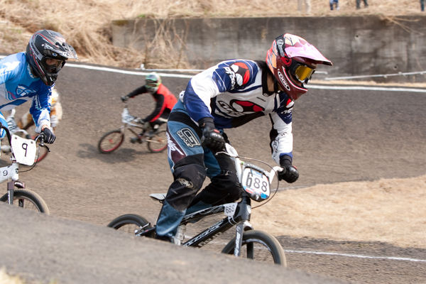 　BMXジャパンシリーズが静岡県伊豆市の日本サイクルスポーツセンターBMXコースで3月28日に開幕し、昨年までのスーパークラスから名称を改めた最高峰のエリートクラスで藤原海渡（MBK・OGK・ドラゴン）が優勝した。同会場のビッグイベント「サイクリングジャム’10」の