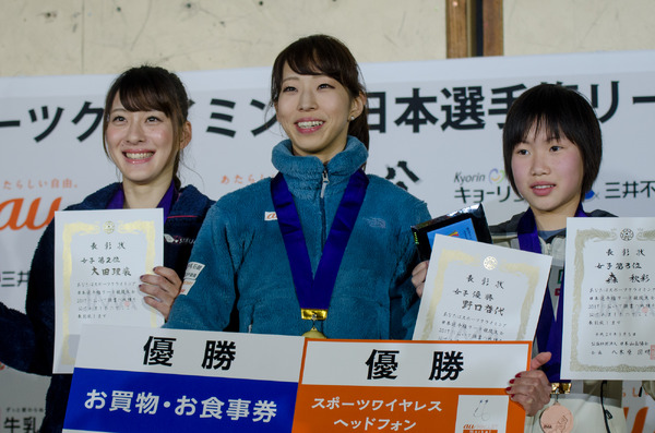 スポーツクライミング日本選手権リード競技大会2017、女子優勝の野口啓代（中央）、2位の大田理裟（左）、3位の森秋彩（2017年3月5日）