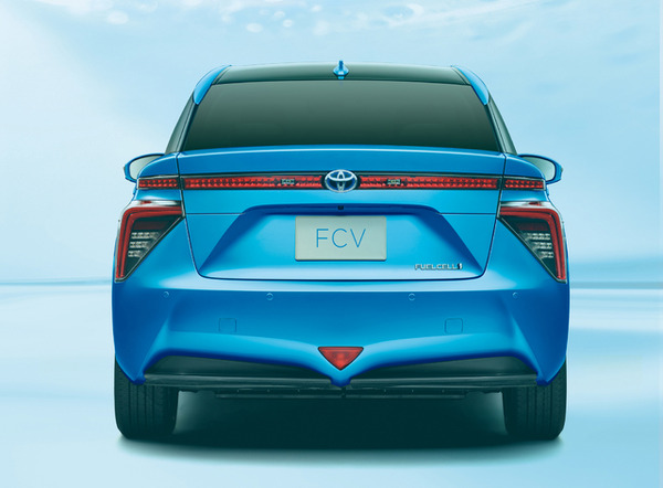 トヨタ セダンタイプの新型燃料電池自動車（FCV）