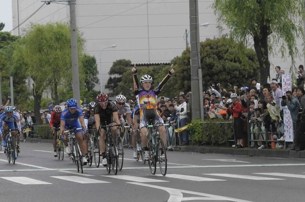 　14回目の開催となるツアー・オブ・ジャパンが5月16日に開幕し、8日間で全国7都市を転戦する。その概要が主催者から発表された。7つの開催地こそ前年と同じものの、競技内容は大きく変貌した。初日の堺ステージは、ツール・ド・フランスと同様に選手が1人ずつスタート