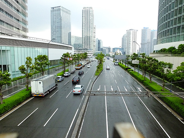 スタート地点のみなとみらい大橋。左が日産本社