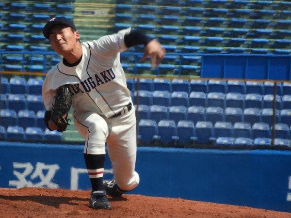 新しいユニフォームで投げる國學院大・山岡就也君(３年・広島新庄)_R