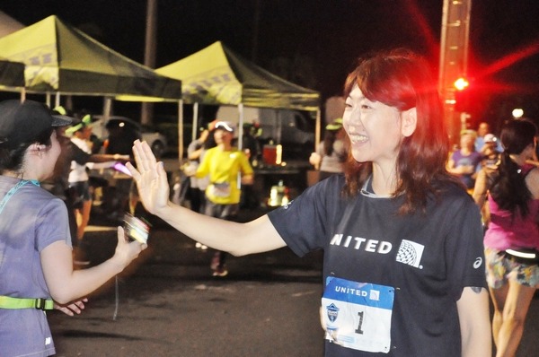 フルマラソンとともにスタート地点を後にした高橋尚子さんは10km地点でハーフマラソン参加者を応援