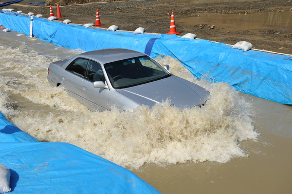 JAFの冠水路テスト