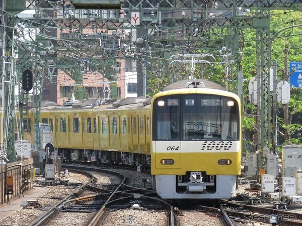 品川駅に入線する「KEIKYU YELLOW HAPPY TRAIN」。