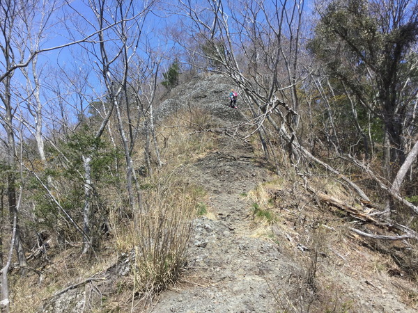 山頂付近の岩場。