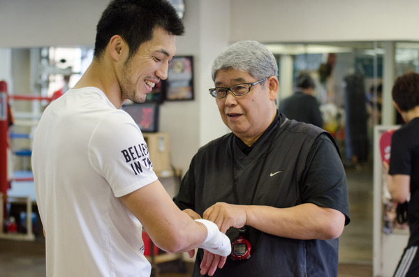 世界タイトルマッチを控える村田諒太（左）。多くのスタッフに支えられている