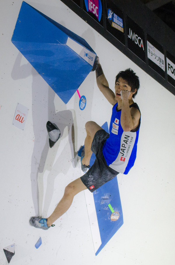 ップ八王子大会、準決勝の課題に挑む楢崎智亜（2017年5月7日）